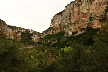 Fototapeta na wymiar The Lumbier canyon is a canyon located in the east of the province of Navarre in the locality of Lumbier in Spain
