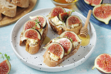 Sandwiches with cottage cheese, honey and figs