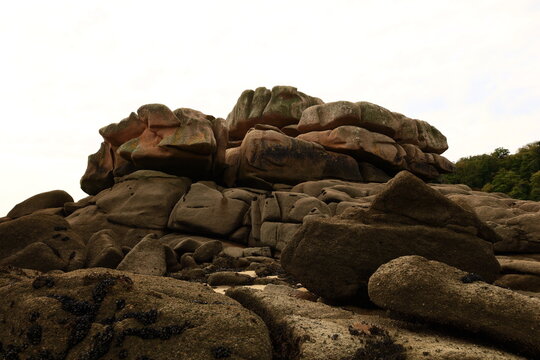 Île Milliau is an island on the coast of Brittany in the commune of Trébeurden