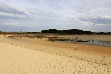 Île-Grande is an island on the north coast of Brittany in the commune of Pleumeur-Bodou , Côtes-d'Armor