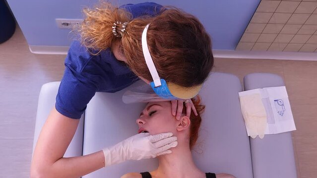 young patient on the physiotherapist's bed for a temporomandibular disorder