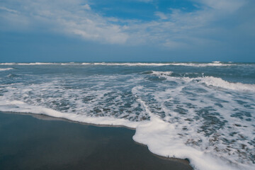 Vista del mar con olas espumosas