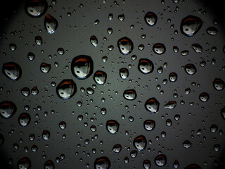 Gocce d'acqua sul vetro