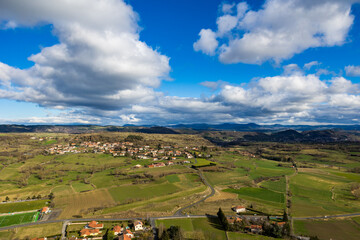 Vue en direction du hameau de Tressac, au pied d’un massif de roche volcanique, depuis les remparts de la Forteresse de Polignac, près du Puy-en-Velay © Ldgfr Photos