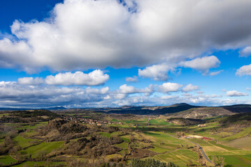 Naklejka premium Paysage depuis le donjon de Forteresse de de Polignac, près du Puy-en-Velay, en Auvergne