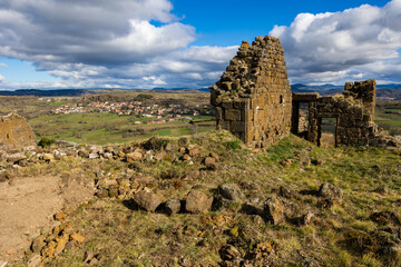 Vue en direction du hameau de Tressac, au pied d’un massif de roche volcanique, depuis les remparts de la Forteresse de Polignac, près du Puy-en-Velay © Ldgfr Photos