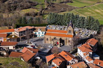 Village de Polignac, près du Puy-en-Velay, avec sa mairie et son église, depuis les remparts de...
