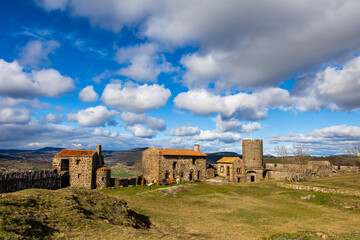 Bâtiments et ruines des remparts de la Forteresse de Polignac, près du Puy-en-Velay