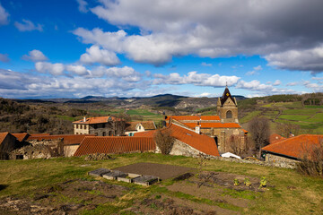 Village de Polignac, près du Puy-en-Velay, avec sa mairie et son église, au cœur des paysages...