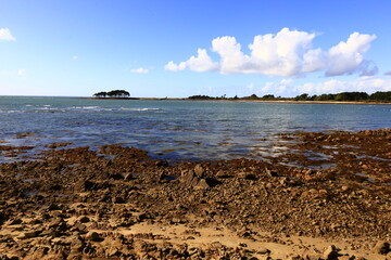 The tip of Kerpenhir is a peninsula, located in the town of Locmariaquer which marks the entrance of the Gulf of Morbihan