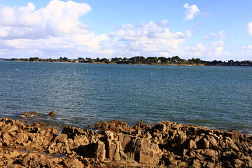 The tip of Kerpenhir is a peninsula, located in the town of Locmariaquer which marks the entrance of the Gulf of Morbihan