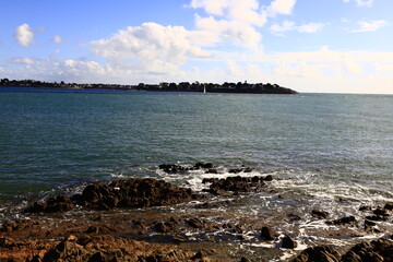The tip of Kerpenhir is a peninsula, located in the town of Locmariaquer which marks the entrance of the Gulf of Morbihan