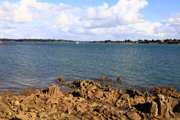 Fototapeta na wymiar The tip of Kerpenhir is a peninsula, located in the town of Locmariaquer which marks the entrance of the Gulf of Morbihan