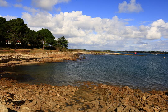 The tip of Kerpenhir is a peninsula, located in the town of Locmariaquer which marks the entrance of the Gulf of Morbihan