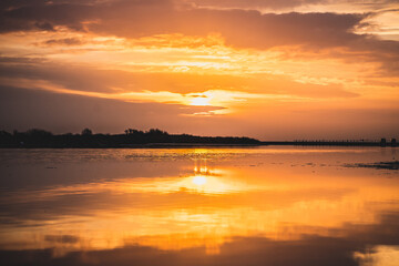 Lever du soleil et reflets sur l'eau d'une plage en camargue (près de Salin de Giraud)