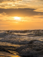 Coucher de soleil avec vue sur la mer et les vagues en Camargue (france)