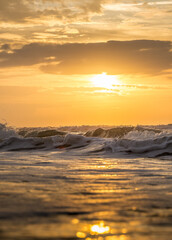 Coucher de soleil avec vue sur la mer et les vagues en Camargue (france)