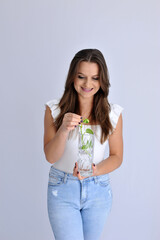 florista criando mudas novas 