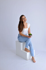 florista beldade  segurando vaso de flor 