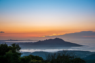 The sun, mountains and clouds create a wonderful symphony at dusk. Enjoy the sunset and sea of clouds. Zhongzhengshan Hiking Trail, Taipei City.