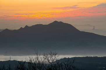 The sun, mountains and clouds create a wonderful symphony at dusk. Enjoy the sunset and sea of clouds. Zhongzhengshan Hiking Trail, Taipei City.