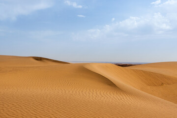 Fototapeta na wymiar Sand dune in Kavir desert in Iran. Hot yellow deser landsape in south Iran.