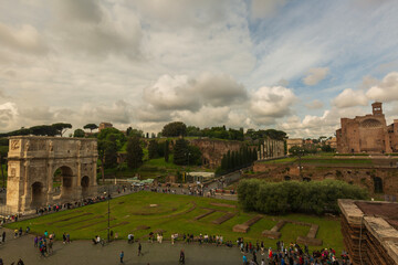 Fototapeta na wymiar Roma. Dentro al Colosseo, L'anfiteatro Flavio. Storia dell'impero romano
