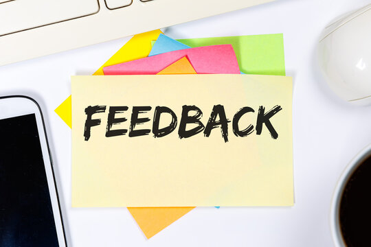 Feedback Kundendienst Service Meinung Bewertung Kontakt als Business Konzept auf Schreibtisch