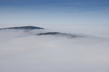 Fototapeta na wymiar Brouillard dans les vallées