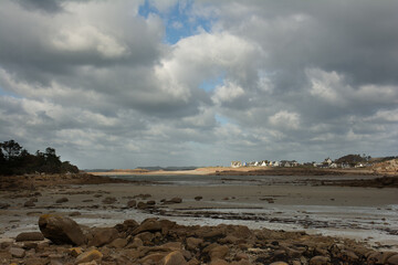 Joli paysage de mer sur la côte bretonne à Landrellec en hiver - Bretagne France