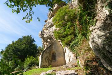 La chapelle Saint-Gildas à Pluméliau-Bieuzy se love sous un imposant rocher de granit au bord du...