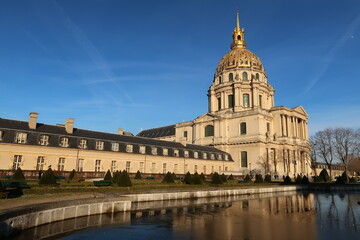 Fototapeta na wymiar Dôme des Invalides, célèbre monument de la ville de Paris, vue du bâtiment côté jardin, avec un bassin (France)