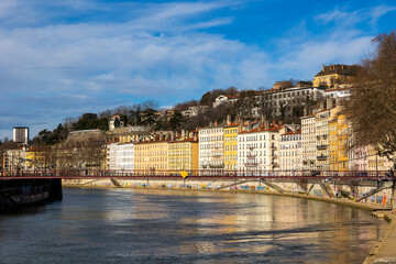 Quartier de la Croix-Rousse à Lyon depuis les quais de Saône