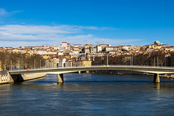 Fototapeta premium Quartier de la Croix-Rousse à Lyon depuis les quais de Saône