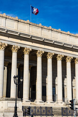 Façade côté Saône, toute en colonnade, du Palais de Justice historique de Lyon