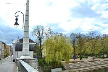 Blick von der Jahrtausendbrücke in der Stadt Brandenburg an der Havel auf das Ufer mit Park