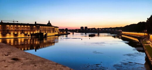 Fototapeta premium A delightful sunset in Toulouse on the shores of Garonna