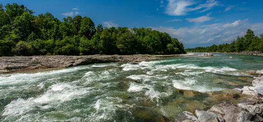 Die Isar im Umland von Bad Tölz, Bayern, Deutschland