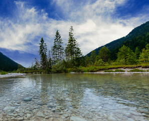 Die Isar im Umland von Bad Tölz, Bayern, Deutschland