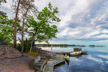 Ostseeküste mit Anlegestelle und Boote bei Oskarshamn in Schweden