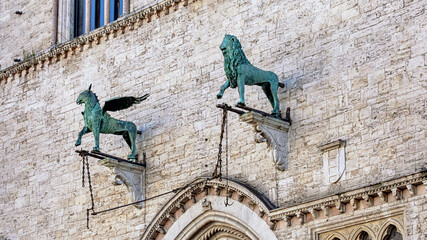 Fabelwesen an der Frontseite des Palazzo Dei Priori in Perugia