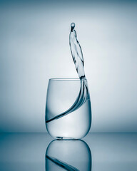 Wasser spritz aus dem Glas
