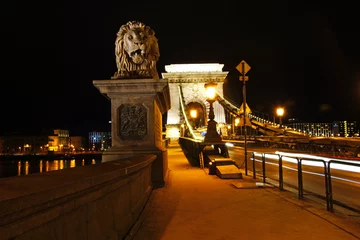 Photo sur Plexiglas Széchenyi lánchíd Night view of the Szechenyi Chain Bridge is a suspension bridge that spans the River Danube between Buda and Pest.