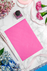 Różowa kartka papieru na stole, pióro, atrament. - obrazy, fototapety, plakaty