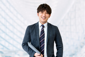 タブレットを持つ笑顔の男性ビジネスマン