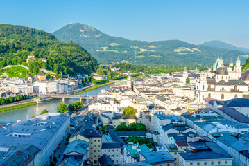 Obraz premium Panoramic View of Salzburg Cityscape with Alpine Backdrop