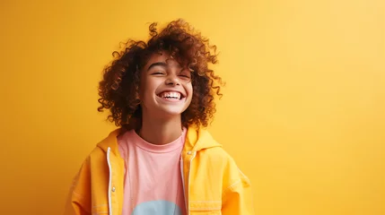 Fotobehang Mädchen lachend mit guter Laune und positiver Ausstrahlung vor farbigem Hintergrund in 16:9 © Laura