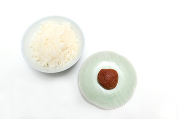 白背景のご飯と梅干し