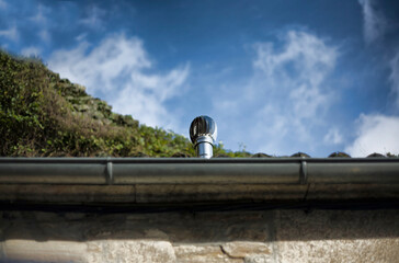 Wind-rolling home cowl with rain gutter