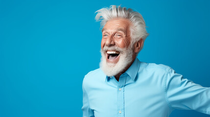 alter stylischer Mann lachend mit guter Laune und positiver Ausstrahlung vor farbigem Hintergrund in 16:9 schreit vor Freude - obrazy, fototapety, plakaty